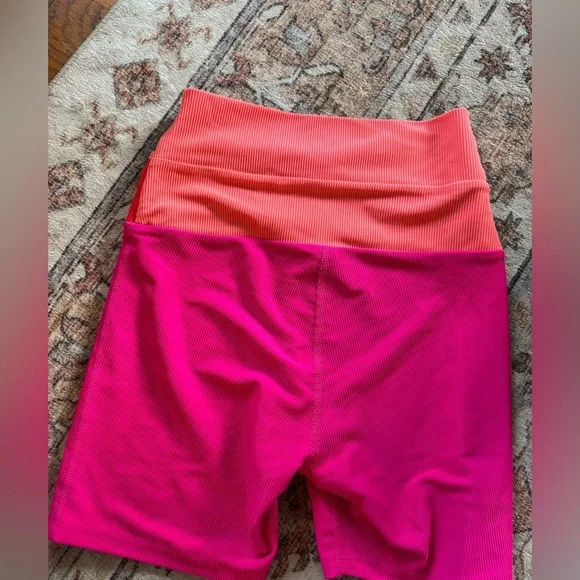 Beach Riot | Cora bike shorts in magenta and coral - Picture 5 of 5